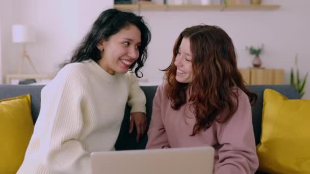 Ευτυχισμένες Έφηβες Φίλες Που Χρησιμοποιούν Φορητό Υπολογιστή Που Κάθεται Στον — Αρχείο Βίντεο