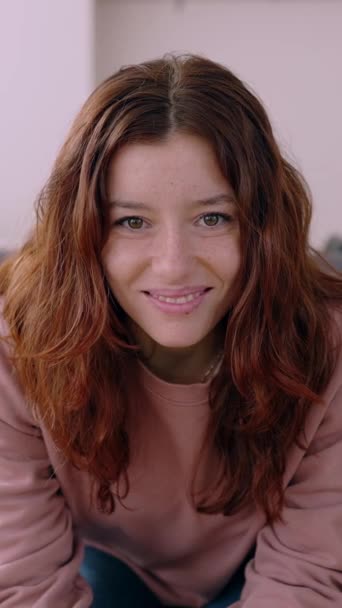 Függőleges Videó Portré Boldog Fiatal Hullámos Vörös Haj Szeplők Mosolyog — Stock videók