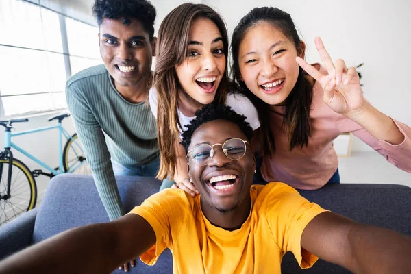 Jovem Grupo Amigos Felizes Divertindo Casa Tirando Retrato Selfie Juventude — Fotografia de Stock