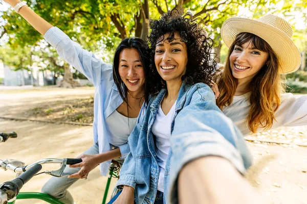 Três Meninas Divertidas Felizes Divertindo Desfrutando Passeio Bicicleta Parque Cidade — Fotografia de Stock