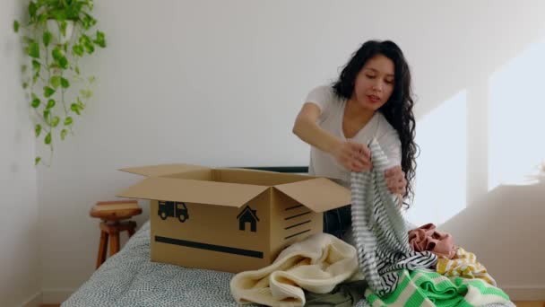 Vrouw Die Kleding Klaarmaakt Een Kartonnen Doos Stopt Doneren Bed — Stockvideo