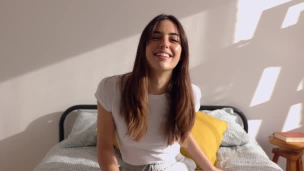 Vrolijke Jonge Mooie Vrouw Glimlach Naar Camera Zittend Bed Haar — Stockvideo