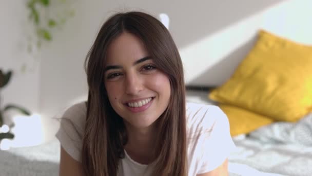 Портрет Красивої Молодої Жінки Яка Посміхається Камеру Лежачи Ліжку Вдома — стокове відео