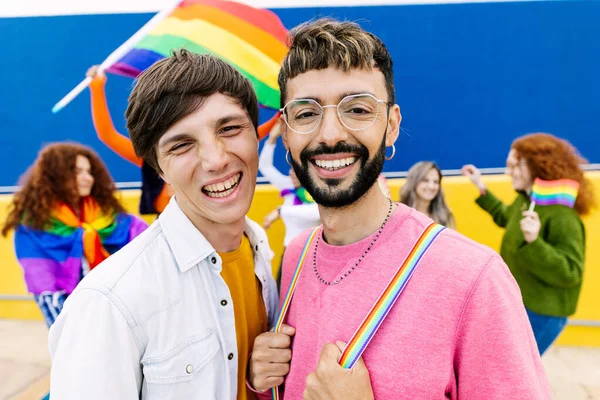 Dışarıda Gökkuşağı Bayrağı Taşıyan Mutlu Bir Grup Genç Arkadaş Eşcinsellik — Stok fotoğraf