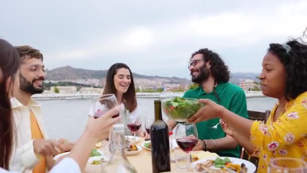 Feliz Grupo Jóvenes Amigos Disfrutando Almuerzo Barbacoa Terraza Del Restaurante — Vídeos de Stock