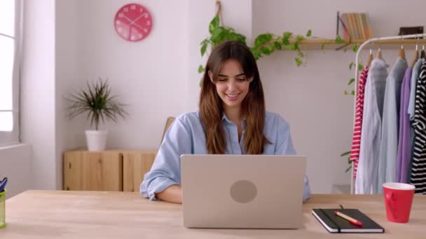 ショールームの職場でラップトップで働いている若いビジネス女性 オフィスのコンピュータを使用して美しい起業家女性のEコマースビジネス労働者 起業家精神 — ストック動画