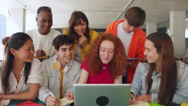Üniversite Öğrencileri Üniversite Ödevi Için Dizüstü Bilgisayarda Birlikte Çalışıyorlar Kampüsteki — Stok video