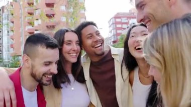 Genç bir grup mutlu arkadaş dışarıda birlikte eğleniyorlar. Çok ırklı milenyum erkek ve kadınları yaz tatili yolculuğunun tadını çıkarıyorlar. Arkadaşlık ve gençlik yaşam tarzı konsepti.