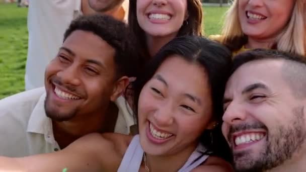 Grupo Amigos Multirraciales Que Divierten Tomando Selfie Con Teléfono Móvil — Vídeo de stock