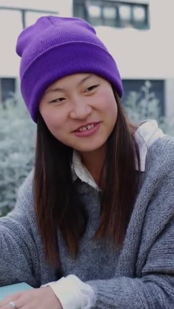 Joven Asiática Adolescente Sentada Mesa Edificio Exterior Disfrutando Conversación Con — Vídeo de stock