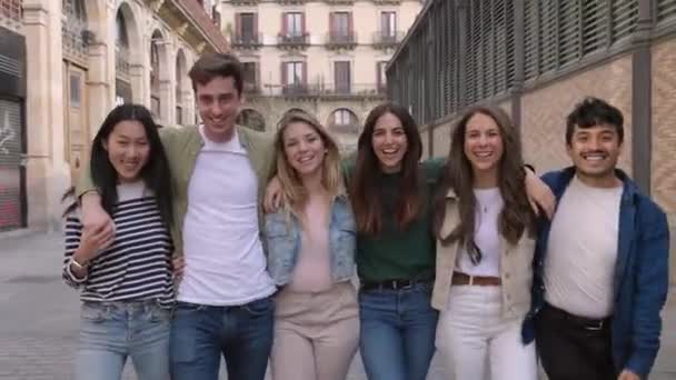 Verenigd Gelukkige Groep Jonge Vrienden Glimlachend Naar Camera Tijdens Het — Stockvideo