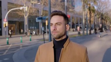 Şehir caddesinde yürüyen genç bir işadamı. Başarılı, şık, banliyö erkeği, iş gününden sonra gün batımında eve gidiyor. İş ve insan kavramı.