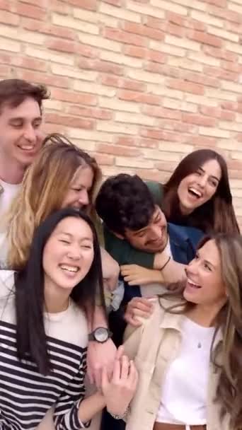 Feliz Grupo Jóvenes Amigos Abrazándose Riendo Aire Libre Amistoso Grupo — Vídeos de Stock
