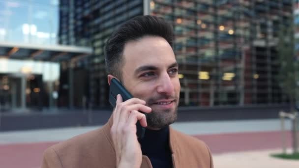 Joven Hombre Negocios Elegante Hablando Teléfono Móvil Con Cliente Mientras — Vídeos de Stock
