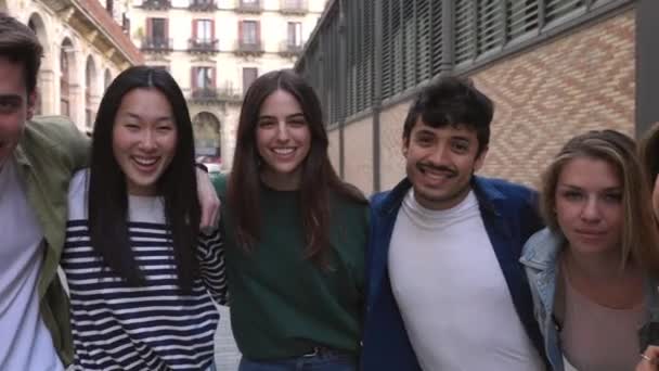 Χαρούμενη Ομάδα Νεαρών Φίλων Που Χαμογελούν Στην Κάμερα Αγκαλιάζοντας Ένας — Αρχείο Βίντεο