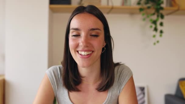 Retrato Sonriente Joven Mujer Feliz Riendo Mientras Habla Videollamada Portátil — Vídeos de Stock