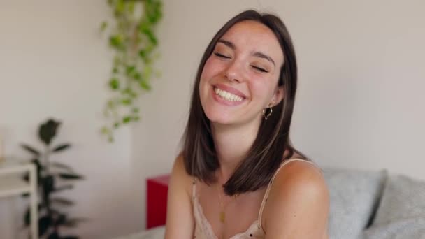 Щаслива Молода Жінка Сидить Ліжку Дивлячись Камеру Показуючи Зубну Посмішку — стокове відео