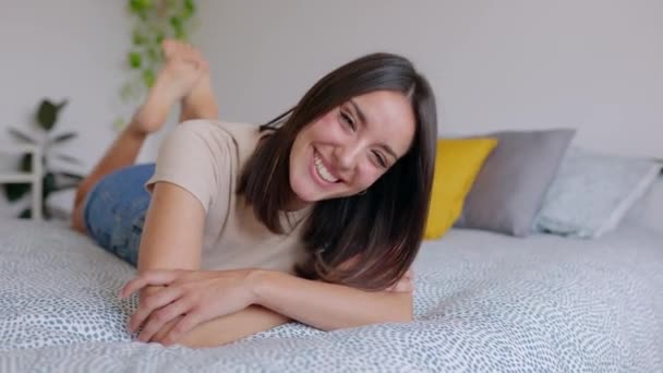 Mooie Jonge Vrouw Die Thuis Bed Ligt Glimlachen Joyful Portret — Stockvideo