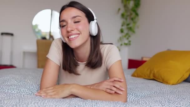 Szczęśliwa Młoda Kobieta Relaksująca Się Domu Słuchając Muzyki Słuchawkami Bezprzewodowymi — Wideo stockowe
