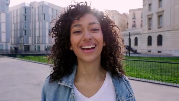 Vacker Glad Ung Muslimsk Kvinna Ler Mot Kameran Stående Stadens — Stockvideo