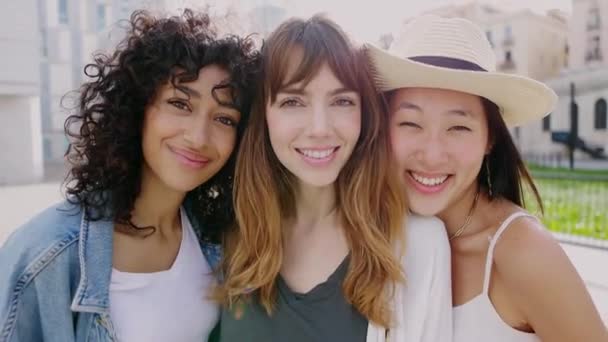 Portret Trzech Uśmiechniętych Młodych Zróżnicowanych Kobiet Bawiących Się Razem Ulicy — Wideo stockowe