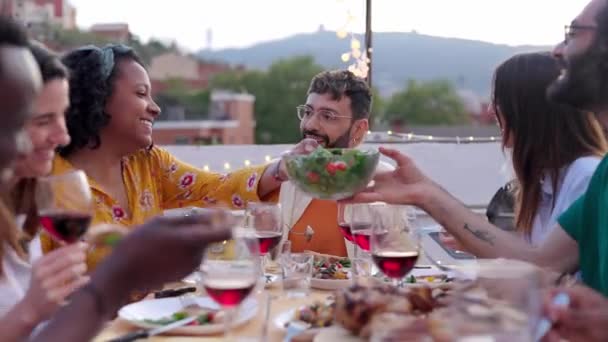 Diversos Amigos Felizes Jantando Fora Sentado Torno Mesa Terraço Último — Vídeo de Stock