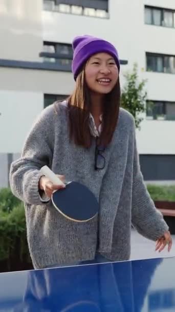 Glückliche Junge Asiatische Studentin Die Spaß Beim Tischtennisspielen Mit Kollegen — Stockvideo