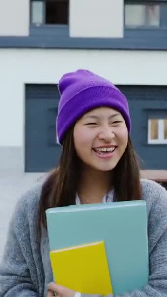 Jonge Chinese Studente Ontmoet Haar Klasgenoot Aziatische Vrienden Campus Onderwijs — Stockvideo