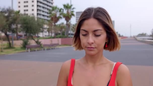 Joven Rubia Hermosa Mujer Usando Teléfono Celular Caminando Calle Concepto — Vídeos de Stock