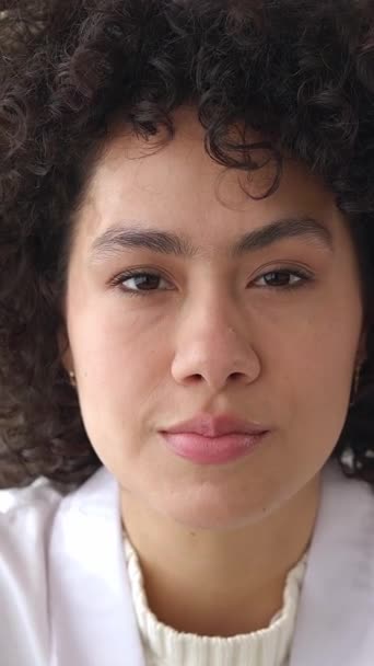 Retrato Vertical Enfermera Feliz Pov Joven Doctora Rizada Sonriendo Cámara — Vídeo de stock