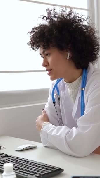 Vrouwelijke Arts Die Een Consult Videogesprek Het Onderzoeken Van Röntgenfoto — Stockvideo