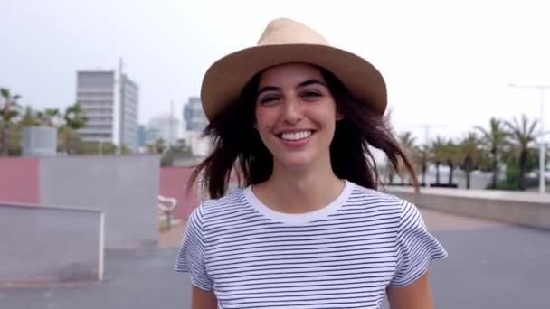 Vacker Ung Vuxen Kvinna Känner Sig Lycklig Visar Positiva Känslor — Stockvideo