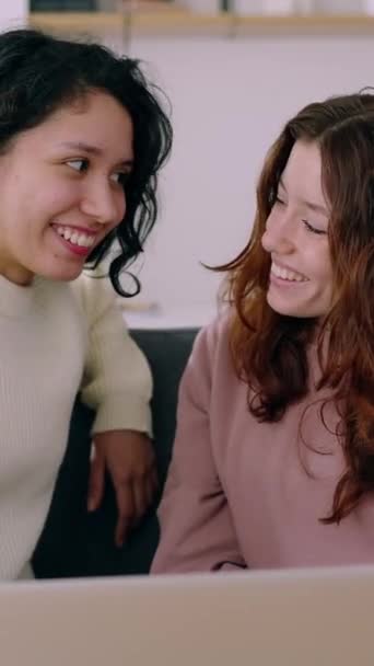 Videoclip Vertical Prietenelor Adolescente Fericite Care Folosesc Laptop Stând Canapea — Videoclip de stoc