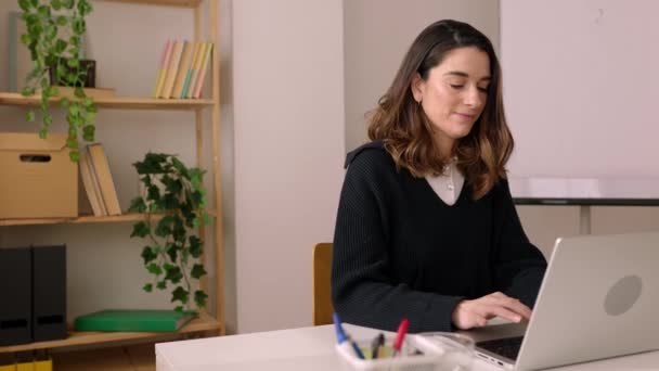 在办公室笔记本电脑上工作的中年女商人 女企业家坐在工作场所的计算机上输入电子邮件 慢镜头 — 图库视频影像