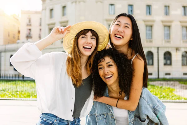 Jovem Grupo Multirracial Feliz Amigas Divertindo Nas Férias Verão Três — Fotografia de Stock