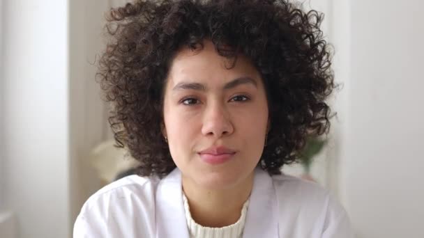 Retrato Confiado Una Joven Doctora Adulta Mirando Seriamente Cámara Desde — Vídeo de stock