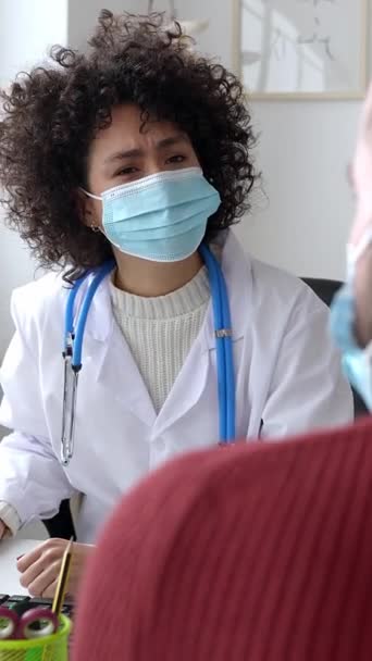 Médico Paciente Máscara Facial Conversando Uma Consulta Médica Uma Clínica — Vídeo de Stock