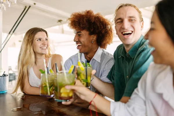 Joven Grupo Diverso Amigos Que Beben Cócteles Disfrutando Hora Feliz — Foto de Stock