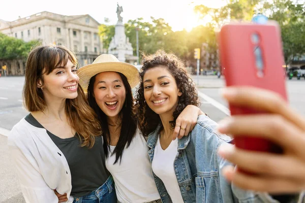 Jovens Amigas Diversas Desfrutando Dias Verão Tirando Selfie Juntas Livre — Fotografia de Stock