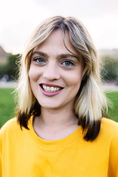 Vertikales Porträt Einer Jungen Trendigen Blonden Frau Die Stadtpark Die — Stockfoto