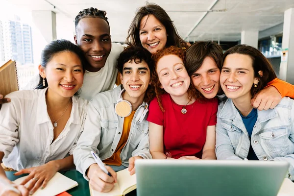 Groepsportret Van Multiraciale Studenten Met Laptop Boeken Die Glimlachen Naar — Stockfoto