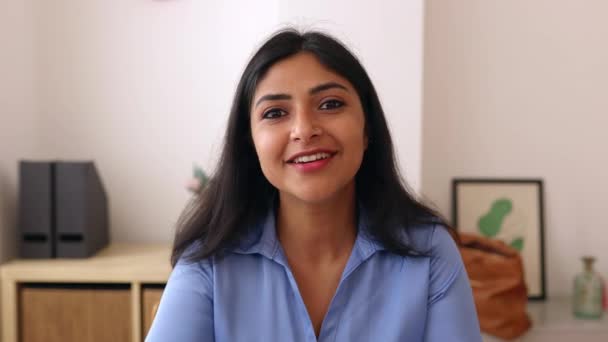 Pohled Obrazovku Mladé Indické Podnikatelky Hovořící Kolegyní Videohovoru Notebook Head — Stock video