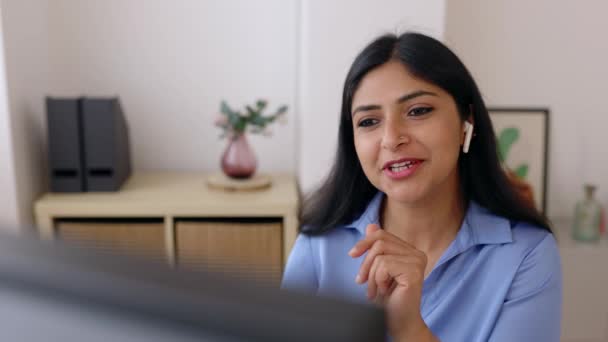 Detailní Záběr Mladé Indiánské Ženy Jak Mluví Videohovoru Kanceláři Sebevědomá — Stock video