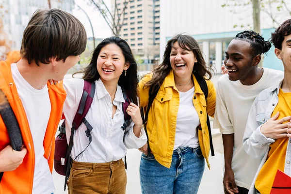 Πολυφυλετική Ομάδα Χαρούμενων Μαθητών Που Γελούν Και Διασκεδάζουν Μαζί Στο — Φωτογραφία Αρχείου