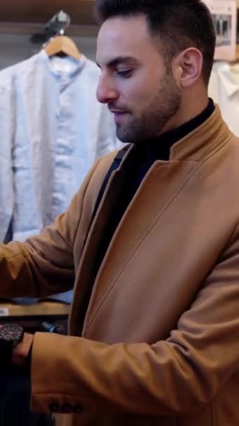 Dikey Video Ekran Görüntüsü Yakışıklı Genç Adamı Mağazadan Yeni Kıyafetler — Stok video