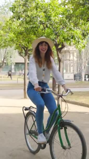 市内公園で自転車に乗ることを楽しんでいる3人の多人種女性の若いグループ 夏休みには自転車に乗って楽しむ女性の友達もたくさんいます 若者のコミュニティと旅行の概念 — ストック動画