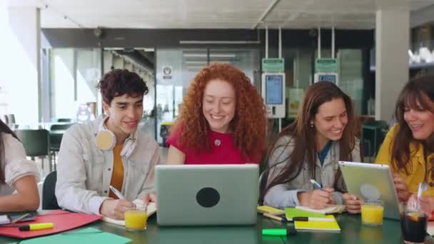 Diverse Groep Gelukkige Middelbare Scholieren Die Samen Studeren Campus Technologie — Stockvideo