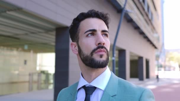 Şehir Merkezinin Önünde Takım Elbiseli Düşünceli Başarılı Genç Bir Adamı — Stok video