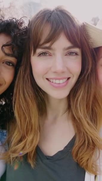 Retrato Tres Jóvenes Sonrientes Diversas Mujeres Divirtiéndose Juntas Calle Ciudad — Vídeos de Stock