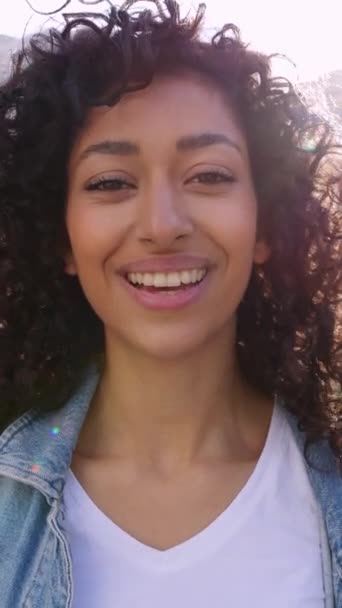 Portret Młodej Szczęśliwej Kobiety Uśmiechniętej Kamery Zewnątrz Wesoła Brunetka Tysiącletnia — Wideo stockowe